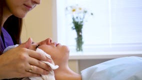 Gezichts drogen veegt af Het mechanische schoonmaken van het gezicht cosmetology stock footage Gezichts drogen veegt af Het mechanische schoonmaken van het gezicht cosmetology stock footage