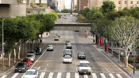 Gezoem Uit/boven Mening van Verkeer/Voetgangers in Los Angeles Van de binnenstad stock videobeelden Gezoem Uit/boven Mening van Verkeer/Voetgangers in Los Angeles Van de binnenstad stock videobeelden