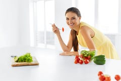 Gezond dieet Vrouw die vegetarische salade eet Het gezonde Eten, Foo royalty-vrije stock afbeeldingen Gezond dieet Vrouw die vegetarische salade eet Het gezonde Eten, Foo royalty-vrije stock afbeeldingen