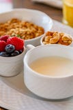 Gezond ontbijt Vers sap, granola, muesli met melk en bessen royalty-vrije stock fotografie Gezond ontbijt Vers sap, granola, muesli met melk en bessen royalty-vrije stock fotografie