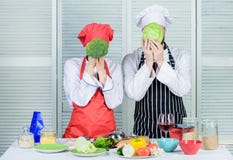 Gezond voedselconcept Paar die gezonde vegetarische maaltijd koken Vegetarische familie Vegetarische voeding en plantaardig dieet royalty-vrije stock fotografie Gezond voedselconcept Paar die gezonde vegetarische maaltijd koken Vegetarische familie Vegetarische voeding en plantaardig dieet royalty-vrije stock fotografie