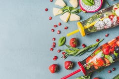Gezonde die detox goot water met vruchten, bessen met verse kruiden in flessen met het drinken stro op grijze achtergrond op smaa stock foto's Gezonde die detox goot water met vruchten, bessen met verse kruiden in flessen met het drinken stro op grijze achtergrond op smaa stock foto's