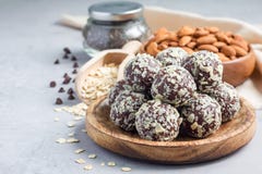 Gezonde eigengemaakte de energieballen van de paleochocolade, horizontaal, exemplaarruimte stock afbeeldingen Gezonde eigengemaakte de energieballen van de paleochocolade, horizontaal, exemplaarruimte stock afbeeldingen