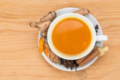 Gezonde kurkumathee met zwarte peper, kaneel, kruidnagels en jenever royalty-vrije stock afbeeldingen Gezonde kurkumathee met zwarte peper, kaneel, kruidnagels en jenever royalty-vrije stock afbeeldingen