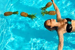 Gezonde Levensstijl, Voedsel Jonge vrouw in pool Vruchten, Vitaminen stock afbeelding Gezonde Levensstijl, Voedsel Jonge vrouw in pool Vruchten, Vitaminen stock afbeelding