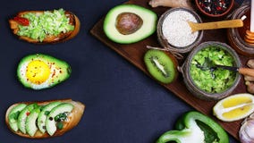 Gezonde lunchsnack, drie heerlijke avocadosandwiches, verse gesneden avocado's, peper, citroen, sesam, avocado, knoflook, honing, royalty-vrije stock foto's Gezonde lunchsnack, drie heerlijke avocadosandwiches, verse gesneden avocado's, peper, citroen, sesam, avocado, knoflook, honing, royalty-vrije stock foto's