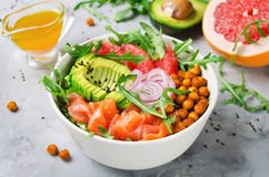 Gezonde saladekom met zalm, grapefruit, kruidige kekers, avo stock foto's Gezonde saladekom met zalm, grapefruit, kruidige kekers, avo stock foto's