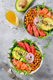 Gezonde saladekom met zalm, grapefruit, kruidige kekers, avo stock foto's Gezonde saladekom met zalm, grapefruit, kruidige kekers, avo stock foto's
