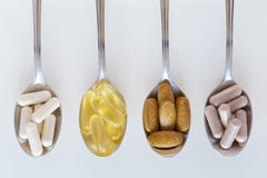 Gezonde supplementen op theelepeltjes stock foto's Gezonde supplementen op theelepeltjes stock foto's
