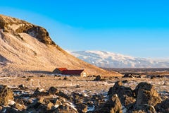 Geïsoleerd farmouse zit bij de voet van een berg in IJsland, royalty-vrije stock afbeelding Geïsoleerd farmouse zit bij de voet van een berg in IJsland, royalty-vrije stock afbeelding