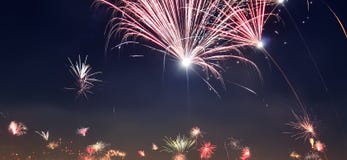 Geïsoleerd gelukkig nieuw jaarvuurwerk over de daken van Wenen in Oostenrijk royalty-vrije stock afbeelding Geïsoleerd gelukkig nieuw jaarvuurwerk over de daken van Wenen in Oostenrijk royalty-vrije stock afbeelding