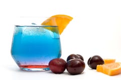 Geïsoleerde Buitensporige Blauwe Cocktail met Oranje Plakken en Kersen Stock Afbeeldingen Geïsoleerde Buitensporige Blauwe Cocktail met Oranje Plakken en Kersen Stock Afbeeldingen