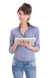 Geïsoleerde peinzende vrouw die tabletcomputer met behulp van. stock fotografie Geïsoleerde peinzende vrouw die tabletcomputer met behulp van. stock fotografie