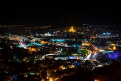 Geórgia, Tbilisi - 05 02 2019 - Opinião aérea sobre os marcos principais principais Georgian - imagem do panorama da noite da noi imagem de stock royalty free Geórgia, Tbilisi - 05 02 2019 - Opinião aérea sobre os marcos principais principais Georgian - imagem do panorama da noite da noi imagem de stock royalty free
