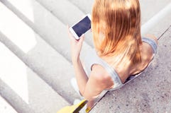 Ggirl usando o smartphone fotografia de stock royalty free Ggirl usando o smartphone fotografia de stock royalty free