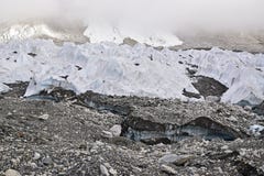 Ghiacciai di fusione del ghiaccio dovuto riscaldamento globale con foschia spessa alla cima Immagini Stock Libere da Diritti Ghiacciai di fusione del ghiaccio dovuto riscaldamento globale con foschia spessa alla cima Immagini Stock Libere da Diritti