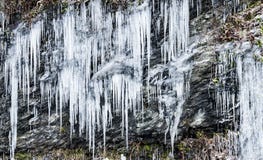 Ghiaccioli dal lato del fondo della montagna immagini stock libere da diritti Ghiaccioli dal lato del fondo della montagna immagini stock libere da diritti