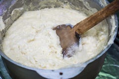 Ghomi, popularny naczynie od Samegrelo regionu robić biały prostacki cornmeal w dużym czajniku, zdjęcia royalty free Ghomi, popularny naczynie od Samegrelo regionu robić biały prostacki cornmeal w dużym czajniku, zdjęcia royalty free