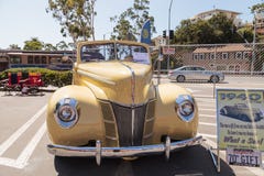 Giallo Ford Deluxe Convertible 1940 fotografie stock Giallo Ford Deluxe Convertible 1940 fotografie stock