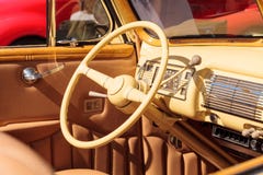 Giallo Ford Deluxe Convertible 1940 fotografia stock Giallo Ford Deluxe Convertible 1940 fotografia stock