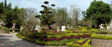 Bello giardino tropicale con le pietre bianche fotografia stock ... Giardini con pietre bianche