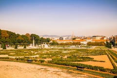 Giardino del palazzo del belvedere a Vienna, Austria fotografia stock libera da diritti Giardino del palazzo del belvedere a Vienna, Austria fotografia stock libera da diritti