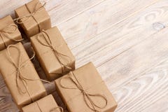 Gift het verpakken samenstelling eigengemaakte verpakte huidige dozen op houten achtergrond boven de ruimte van het meningsexempl stock afbeeldingen Gift het verpakken samenstelling eigengemaakte verpakte huidige dozen op houten achtergrond boven de ruimte van het meningsexempl stock afbeeldingen