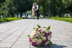 Gifta sig buketten och nygifta personerna i parkerar ett härligt bröllop royaltyfri foto Gifta sig buketten och nygifta personerna i parkerar ett härligt bröllop royaltyfri foto