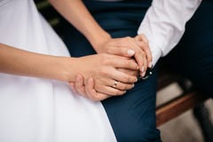 Gifta sig nyligen couple& x27; s-händer med vigselringar royaltyfria foton Gifta sig nyligen couple& x27; s-händer med vigselringar royaltyfria foton