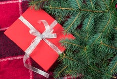 Giftbox rouge avec le ruban argenté sous l'arbre de Noël images libres de droits Giftbox rouge avec le ruban argenté sous l'arbre de Noël images libres de droits