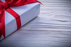 Giftbox с концепцией праздников изображения красного смычка горизонтальной Стоковые Фотографии RF Giftbox с концепцией праздников изображения красного смычка горизонтальной Стоковые Фотографии RF