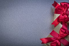 Giftboxes con los papeleos en concepto gris de los días de fiesta del fondo imagen de archivo libre de regalías Giftboxes con los papeleos en concepto gris de los días de fiesta del fondo imagen de archivo libre de regalías