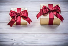 Giftboxes envueltos en el tablero de madera directamente sobre concep de los días de fiesta imagen de archivo libre de regalías Giftboxes envueltos en el tablero de madera directamente sobre concep de los días de fiesta imagen de archivo libre de regalías