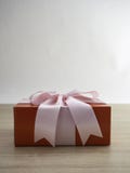 Giftdoos met boog op houten achtergrond royalty-vrije stock afbeeldingen Giftdoos met boog op houten achtergrond royalty-vrije stock afbeeldingen