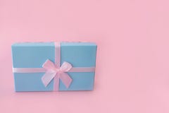 Giftdoos op een roze achtergrond royalty-vrije stock fotografie Giftdoos op een roze achtergrond royalty-vrije stock fotografie