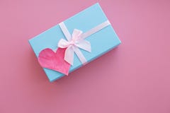 Giftdoos op een roze achtergrond stock fotografie Giftdoos op een roze achtergrond stock fotografie