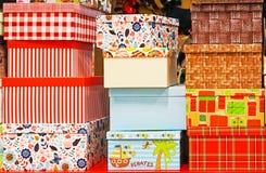 Giftdozen van verschillende kleuren en grootte royalty-vrije stock fotografie Giftdozen van verschillende kleuren en grootte royalty-vrije stock fotografie