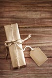 Giftvakje op rustieke houten lijst stock foto's Giftvakje op rustieke houten lijst stock foto's