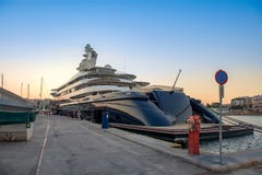 Gigantisk stor och stor lyxig mega yacht i marina av Zeas, Gree Arkivfoto Gigantisk stor och stor lyxig mega yacht i marina av Zeas, Gree Arkivfoto