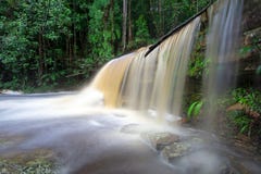 Giluk vattenfall i den Maliau handfatet Royaltyfri Foto Giluk vattenfall i den Maliau handfatet Royaltyfri Foto