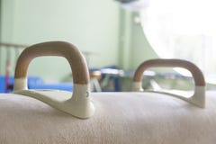 Gimnastyczny wyposażenie w rocznika stylu ustawia w gym zdjęcie stock Gimnastyczny wyposażenie w rocznika stylu ustawia w gym zdjęcie stock