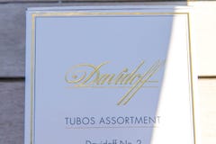 Ginevra/Switzerland-09 09 18: Tabacco per sigari del contenitore bianco di sigari di Davidoff fotografia stock libera da diritti Ginevra/Switzerland-09 09 18: Tabacco per sigari del contenitore bianco di sigari di Davidoff fotografia stock libera da diritti