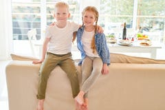 Ginger Kids mignon à la maison image libre de droits Ginger Kids mignon à la maison image libre de droits