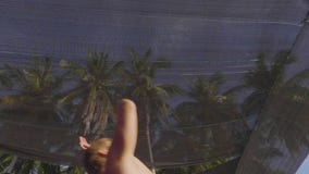 Ginnasta professionista che salta sul trampolino e che fa i trucchi al rallentatore stock footage Ginnasta professionista che salta sul trampolino e che fa i trucchi al rallentatore stock footage