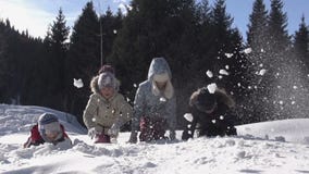Giocando nella neve stock footage Giocando nella neve stock footage
