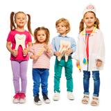 Giocar al dottoree di quattro piccoli bambini Immagini Stock Libere da Diritti Giocar al dottoree di quattro piccoli bambini Immagini Stock Libere da Diritti