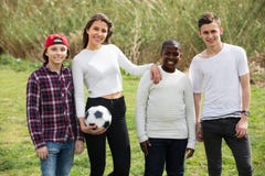 Giocar a calcioe adolescente degli amici Fotografia Stock Libera da Diritti Giocar a calcioe adolescente degli amici Fotografia Stock Libera da Diritti