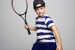 Giocar a tennise del ragazzino Bambino di sport immagini stock libere da diritti Giocar a tennise del ragazzino Bambino di sport immagini stock libere da diritti