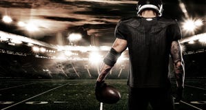 Giocatore dello sportivo di football americano sullo stadio Insegna e carta da parati di sport con copyspace fotografie stock libere da diritti Giocatore dello sportivo di football americano sullo stadio Insegna e carta da parati di sport con copyspace fotografie stock libere da diritti
