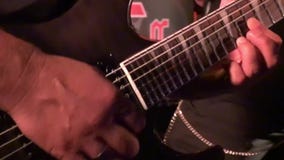 Giocatore di chitarra in scena ad un concerto che oscilla il pubblico stock footage Giocatore di chitarra in scena ad un concerto che oscilla il pubblico stock footage